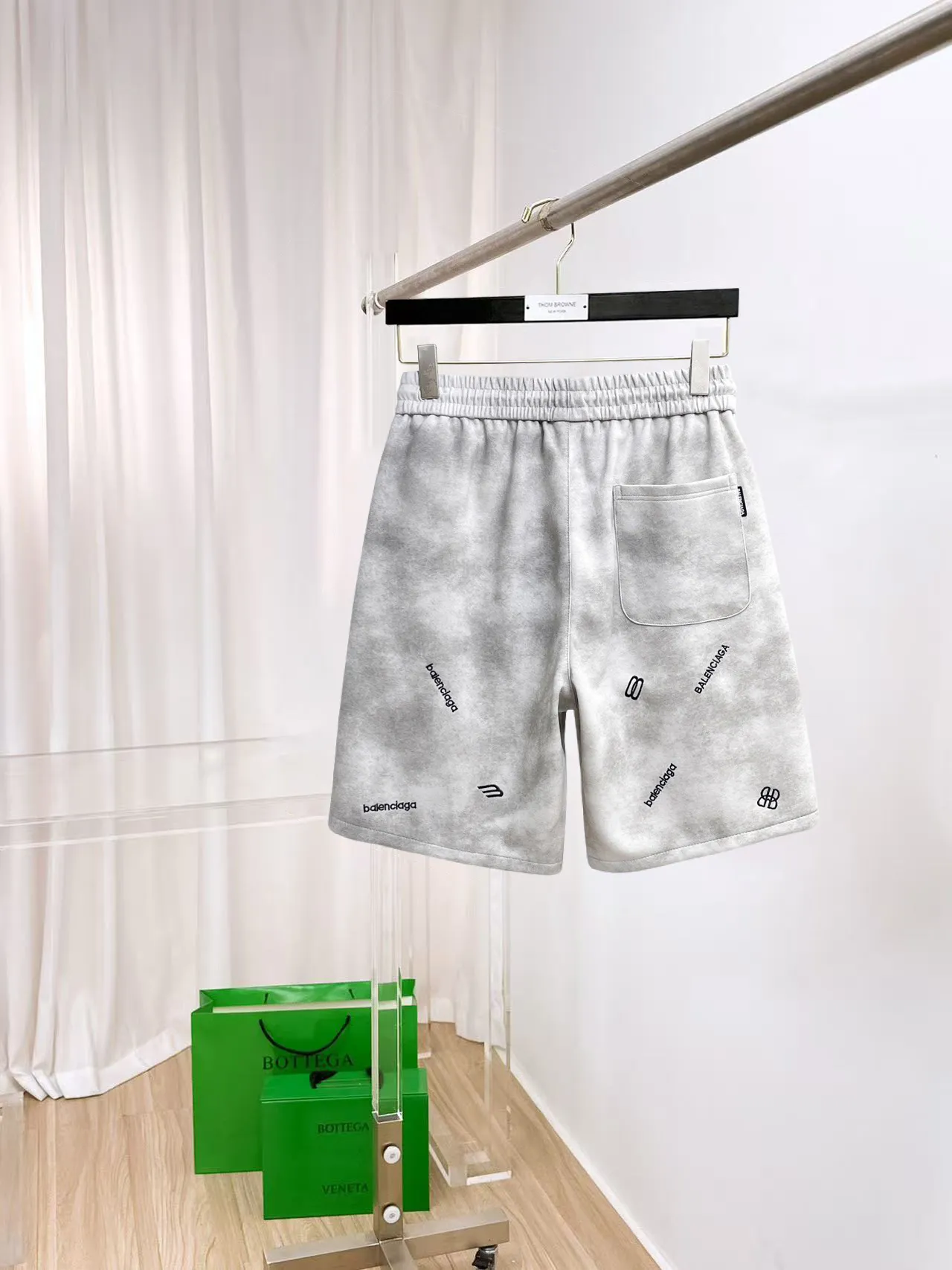 Balenciaga's three-standard complete 2026 summer New Arrival men's casual shorts, advanced custom-made Breathable fabric, Breathable fabric, extremely stretchy and comfortable, impeccable details, top-grade accessories, original logo design concept, delicate and soft feel! The upper body fit is awesome! Size: M-XXXL Please state your height and weight when ordering
